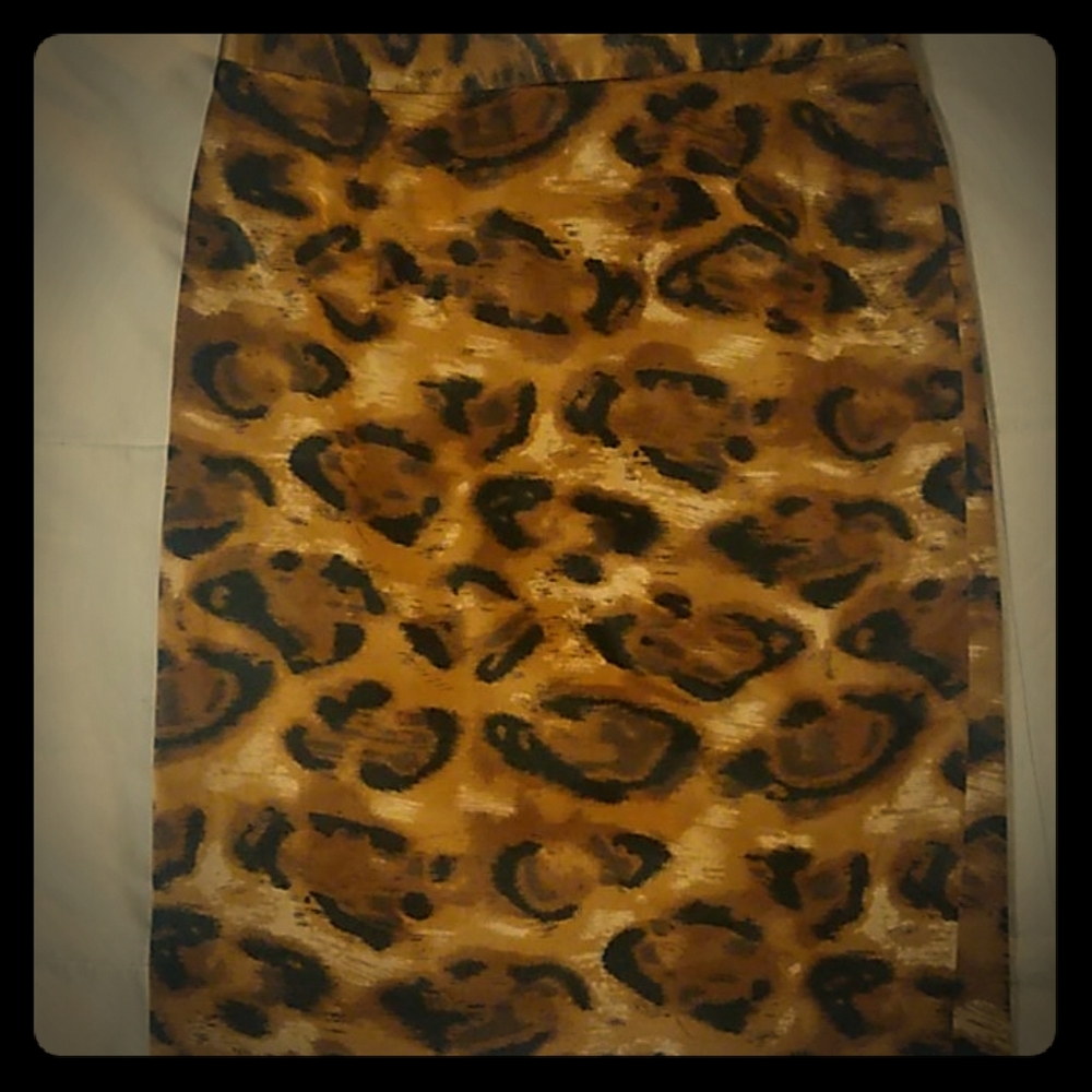 Ladies stretch sateen curve-hugging leopard print